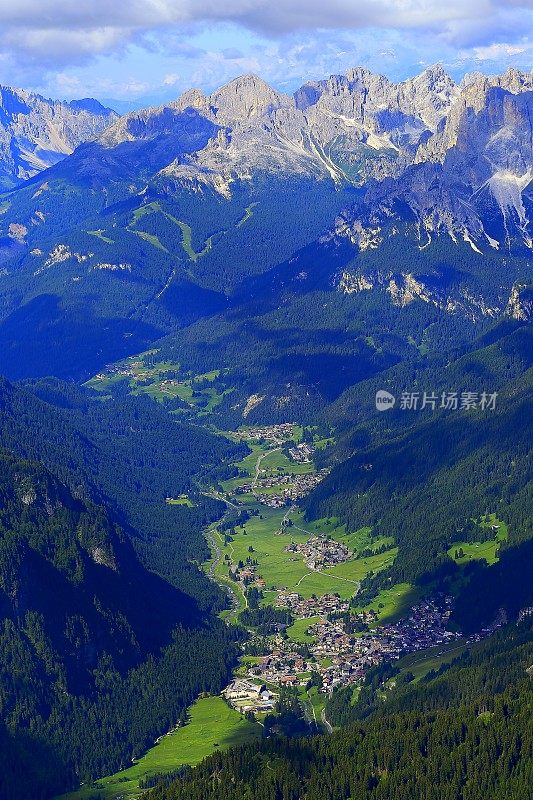 阿尔卑斯山村庄全景从SAS Pordoi, Dolomites，意大利泰洛阿尔卑斯山